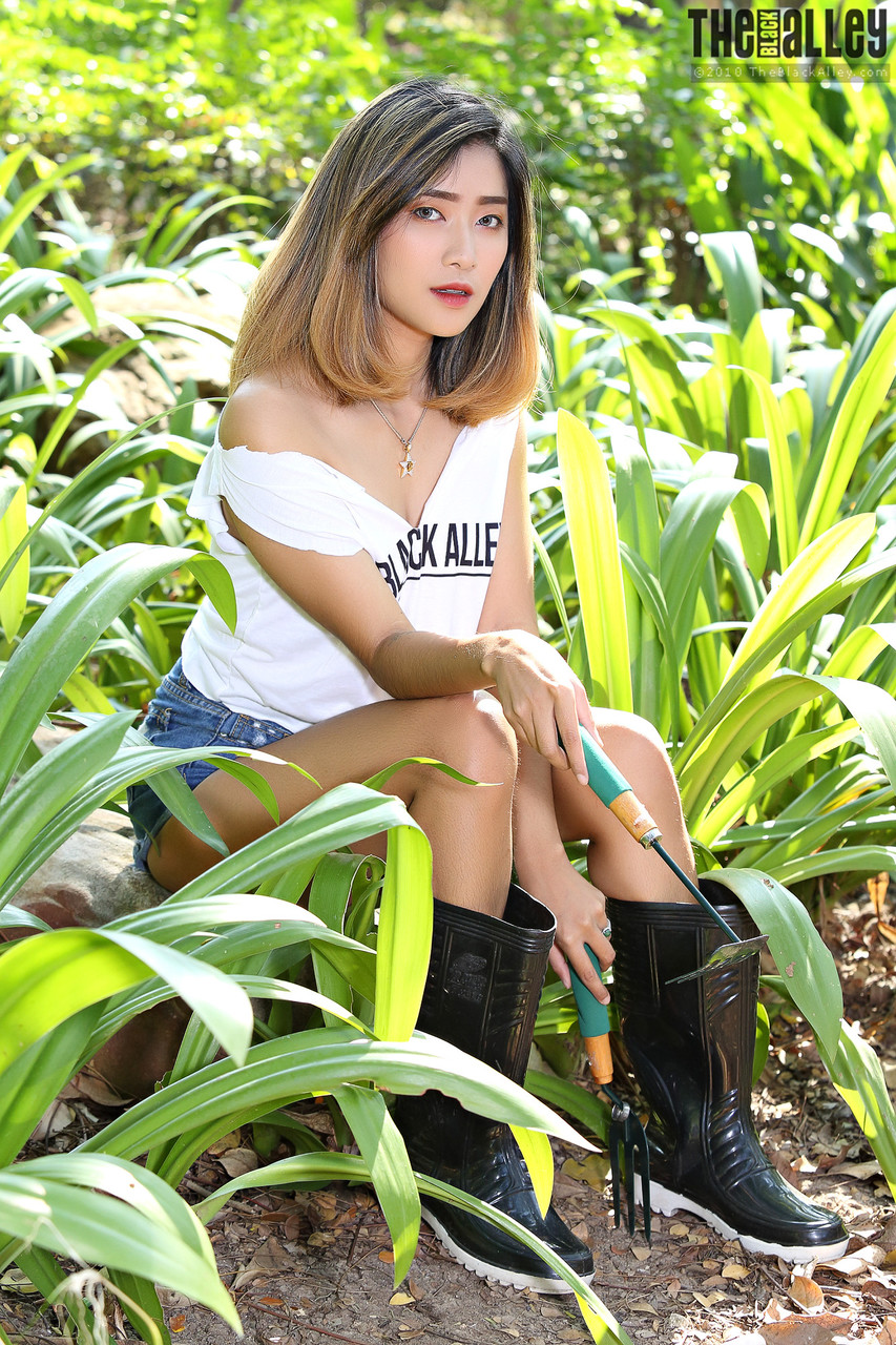 Asian model Apple gets naked amid undergrowth while wearing boots 色情照片 #424943262 | The Black Alley Pics, Apple, Asian, 手机色情
