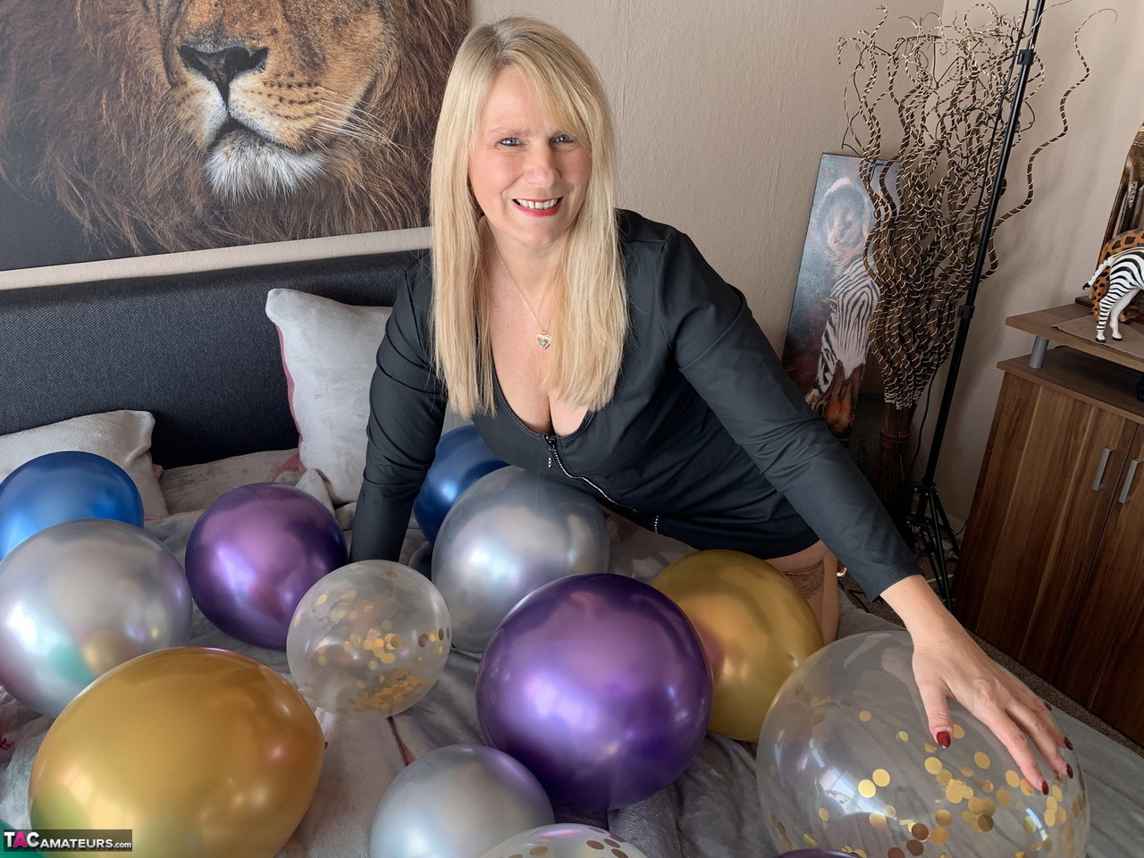 https://www.pornpics.com/de/galleries/middleaged-blonde-sweet-susi-gets-naked-on-her-bed-amid-balloons-48580477/