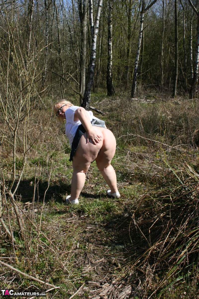 UK amateur Lexie Cummings, who is overweight, sucks and pulls on two woodpeckers in the forest.