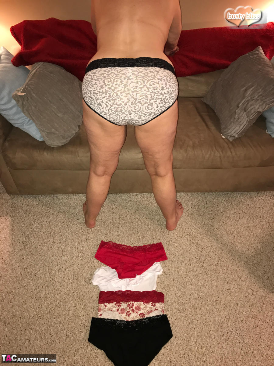 Older amateur Busty Bliss cups her big naturals after panty removal foto pornográfica #428439186