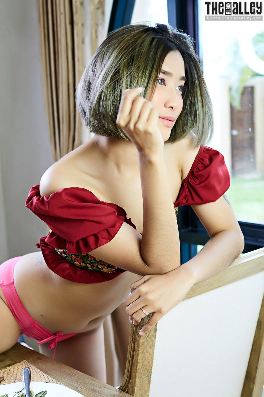 Asian solo girl Apple rubs her bush on a table after going topless ポルノ写真 #425557324