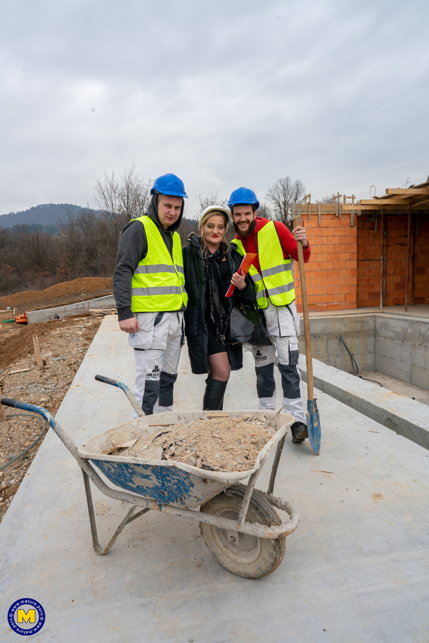 Older blonde engages in hardcore sex with construction workers foto pornográfica #424211182