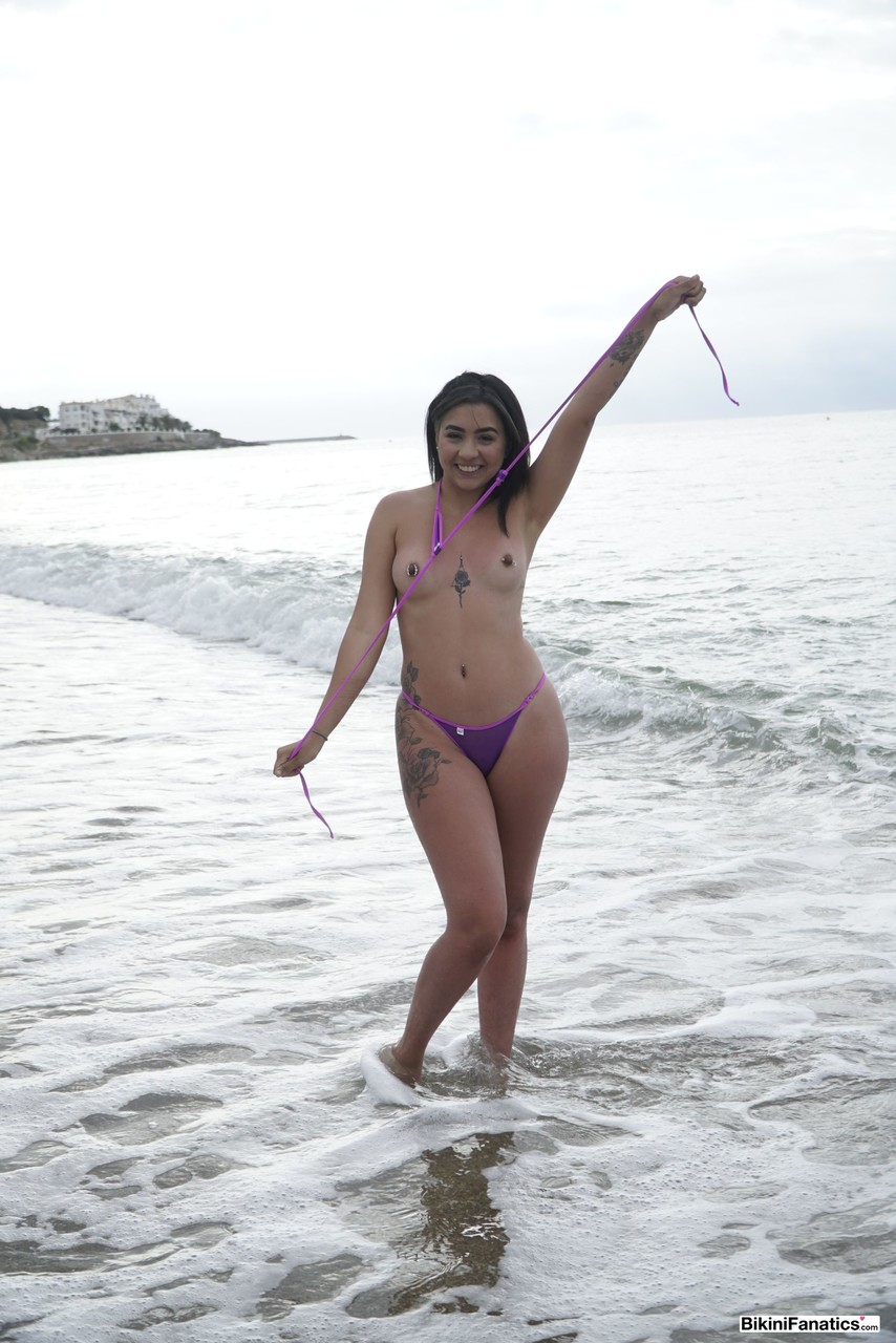 Latina chick Kitty Angela reveals pierced nipples while flashing her tits foto porno #428773135