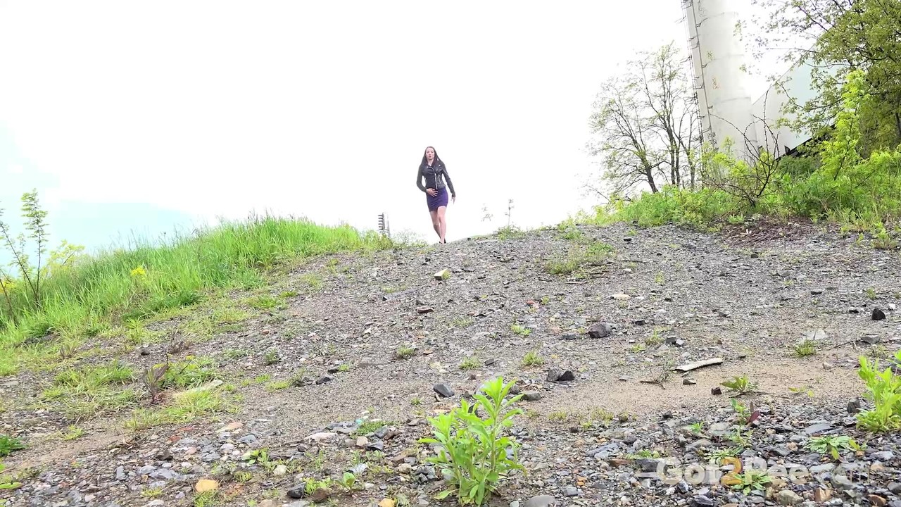 Solo girl Victoria Daniels hitches up her miniskirt to pee on a gravel path 포르노 사진 #423696184 | Got 2 Pee Pics, Victoria Daniels, Public, 모바일 포르노