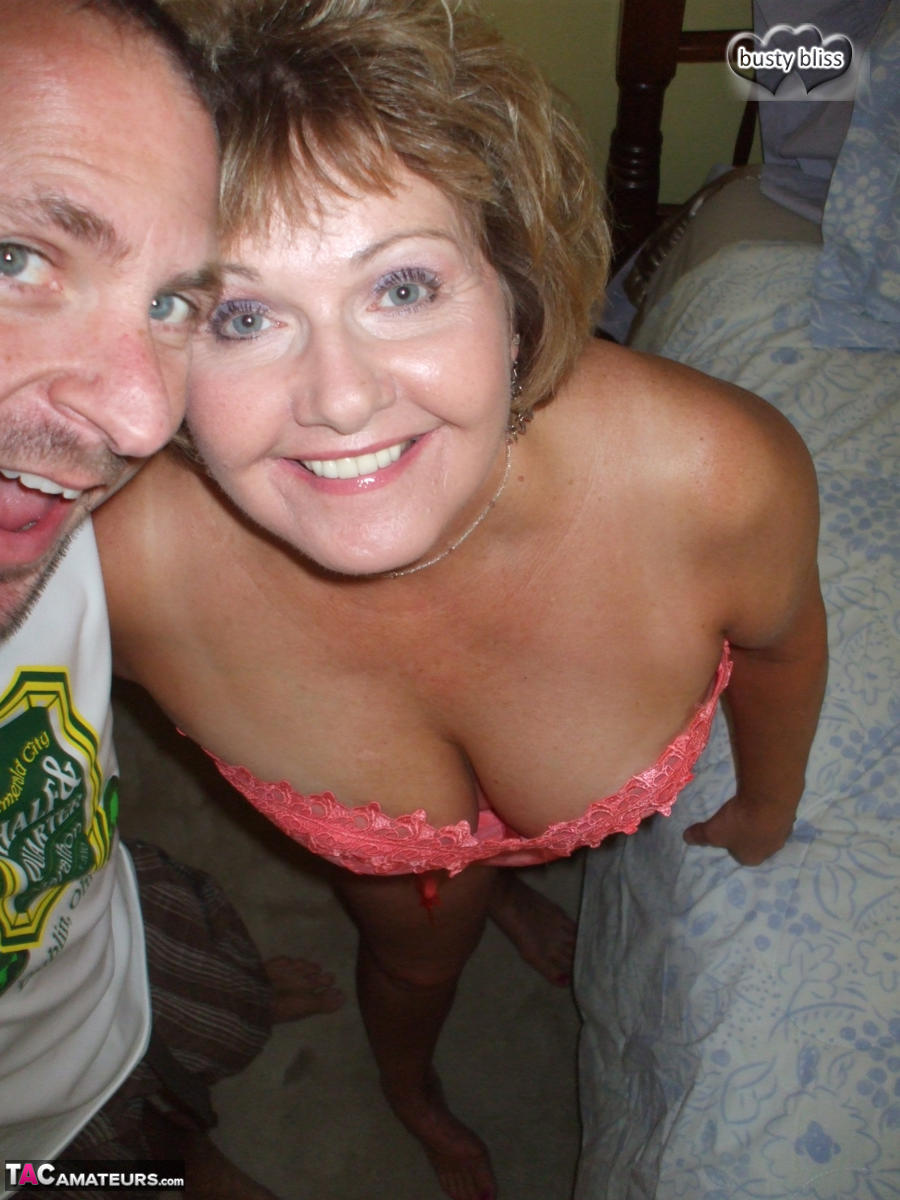 Older amateur Busty Bliss looses a boob from a laced corset over a beer foto porno #424585423