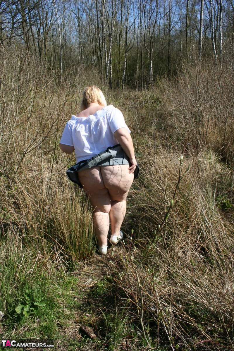 Fat UK amateur Lexie Cummings exposes her big ass and snatch in a field porno foto #423048657 | TAC Amateurs Pics, Lexie Cummings, BBW, mobiele porno