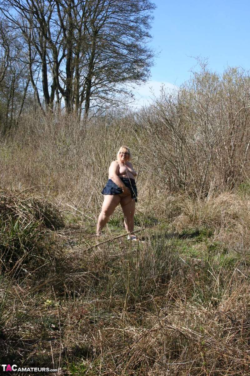 Fat UK amateur Lexie Cummings exposes her big ass and snatch in a field foto porno #423901570