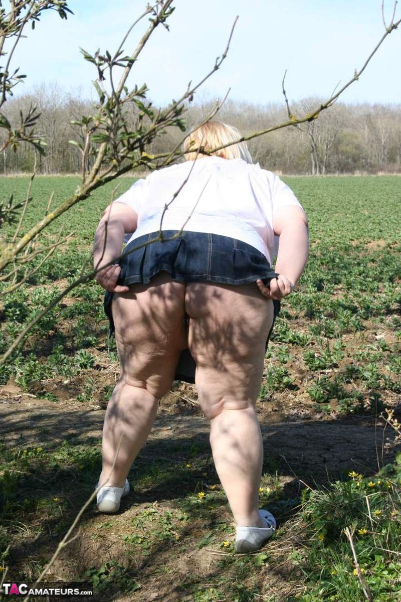 Fat UK amateur Lexie Cummings exposes her big ass and snatch in a field porn photo #423901575