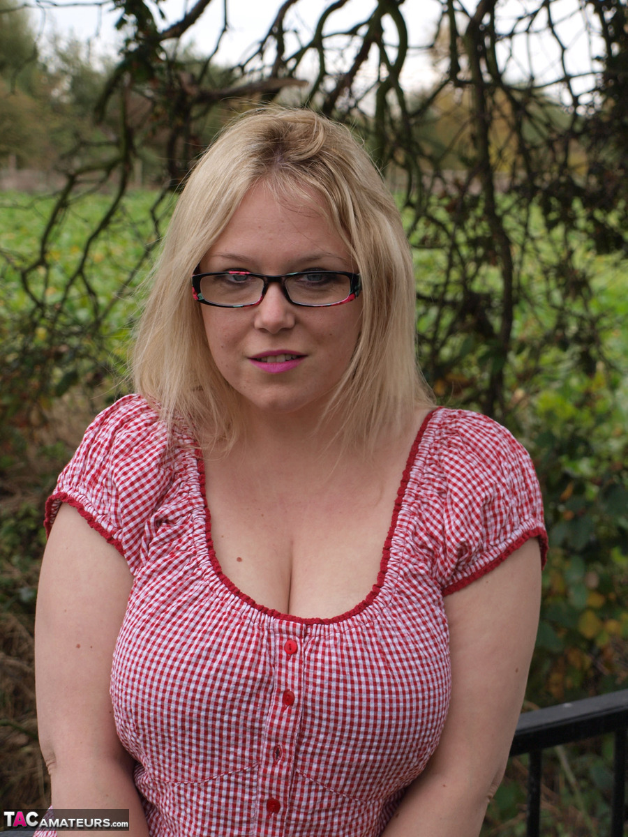Amateur BBW Sindy Bust exposes her big boobs and twat on a countryside bridge foto porno #428503698