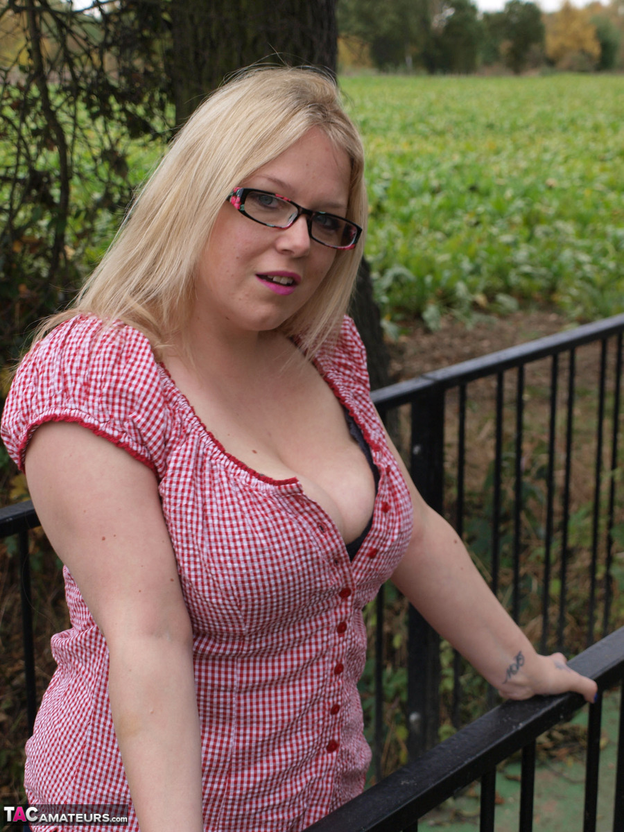 Amateur BBW Sindy Bust exposes her big boobs and twat on a countryside bridge ポルノ写真 #428503702