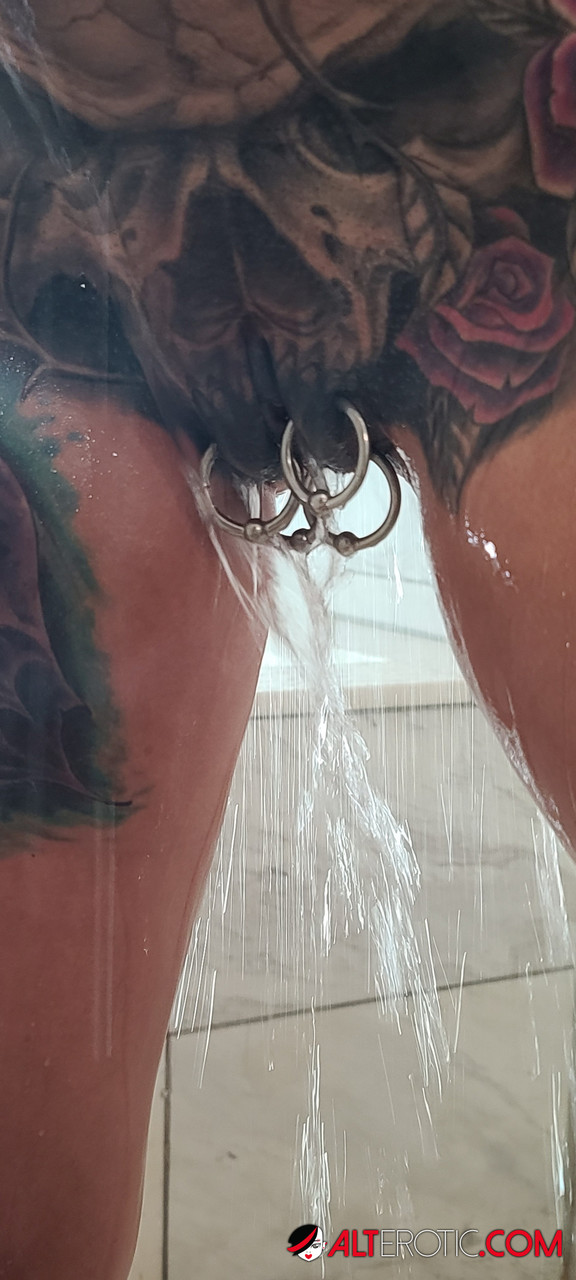 Tatted older woman Marie Bossette highlights her pierced pussy while showering foto porno #424050287
