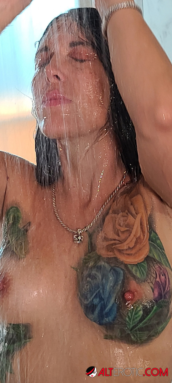 Tatted older woman Marie Bossette highlights her pierced pussy while showering Porno-Foto #424050309