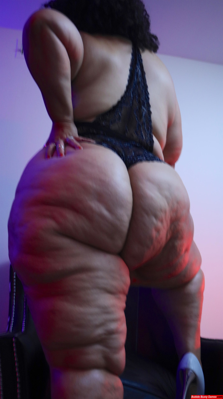 Morbidly obese amateur Red Thunder Thighz displays her cellulite ridden butt порно фото #424164791