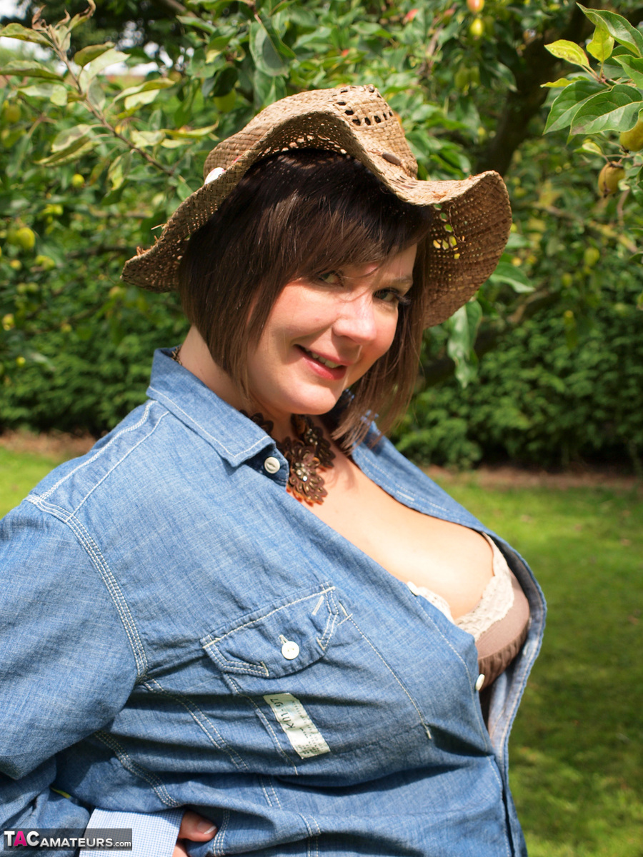 Fat amateur Roxy exposes her large breasts out in her backyard Porno-Foto #425553708