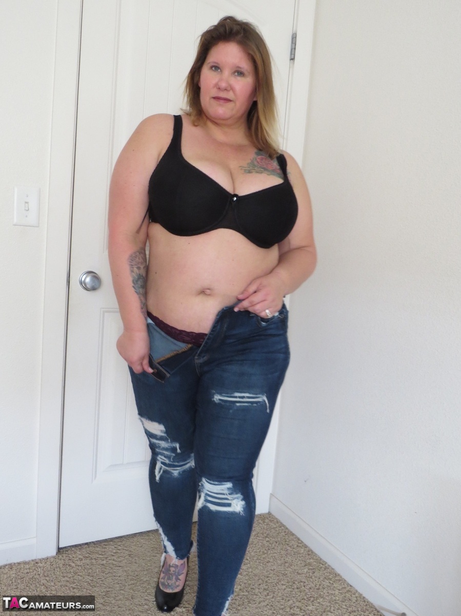 Amateur Bbw Busty Kris Ann Peels Off Ripped Jeans Well Getting Butt Naked