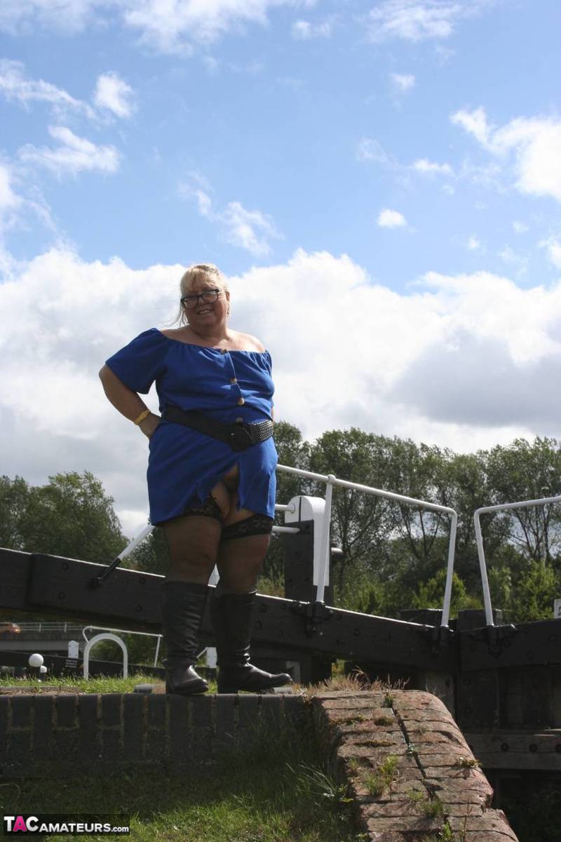 Obese British woman Lexie Cummings dildos her pussy in a conservation area foto pornográfica #422939727 | TAC Amateurs Pics, Lexie Cummings, Mature, pornografia móvel
