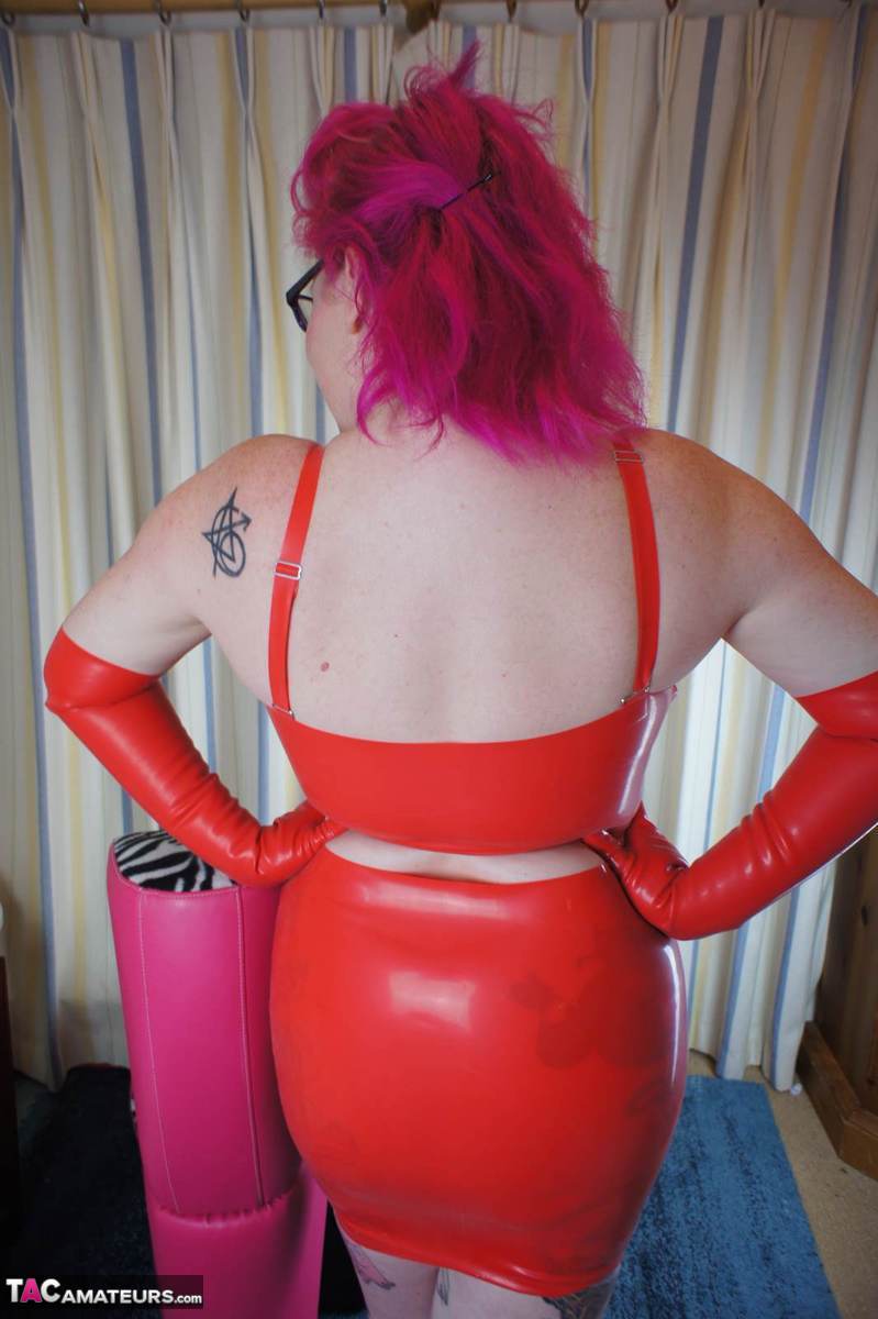 Amateur model Mollie Foxxx looses her big tits and butt from latex clothing порно фото #427117325