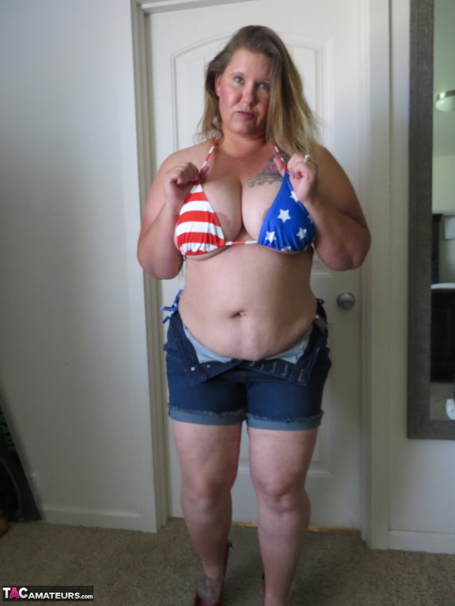 Fat amateur Busty Kris Ann licks a nipple after removing her bikini foto porno #424269664