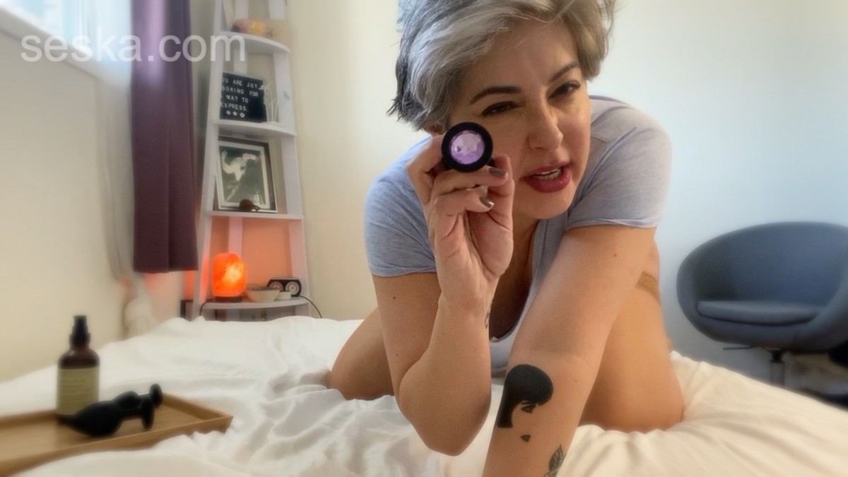 Older platinum blonde Seska sticks a butt plug in her anal cavity on a bed porno fotky #422506370