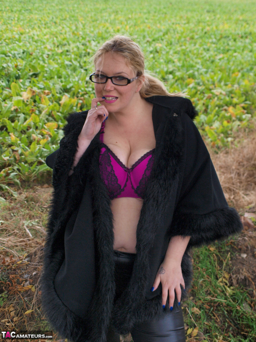 Blonde amateur Sindy Bust looses her large boobs near a farmer's field порно фото #423802724