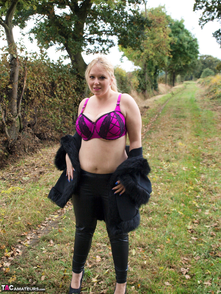 Blonde amateur Sindy Bust looses her large boobs near a farmer's field foto porno #423802730