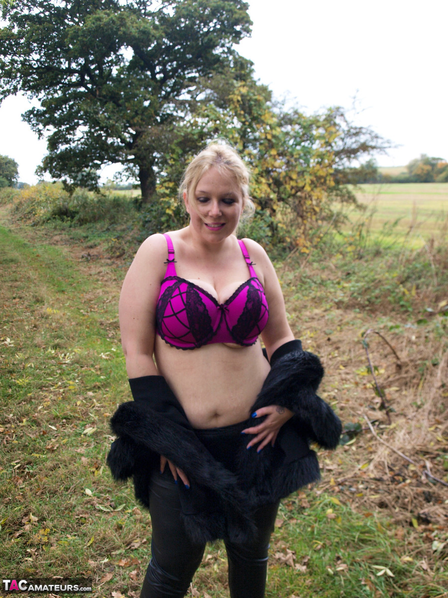 Blonde amateur Sindy Bust looses her large boobs near a farmer's field foto porno #423802731 | TAC Amateurs Pics, Sindy Bust, Chubby, porno móvil