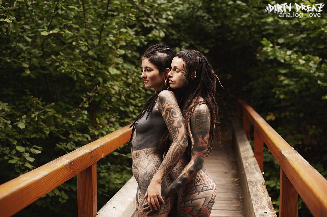 Heavily tattooed lesbians hold each other while totally naked on a bridge ポルノ写真 #423468070