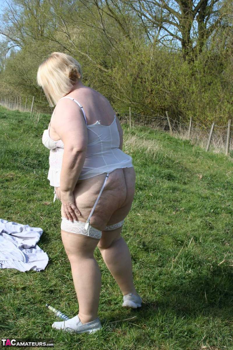 Fat UK amateur Lexie Cummings shows her big ass and pierced pussy in a field porn photo #427307200