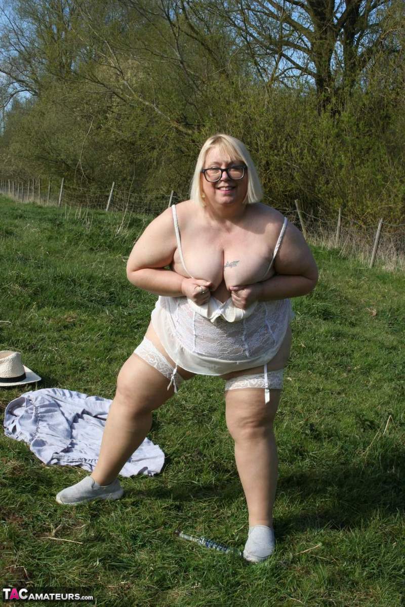 Fat UK amateur Lexie Cummings shows her big ass and pierced pussy in a field porn photo #426822147