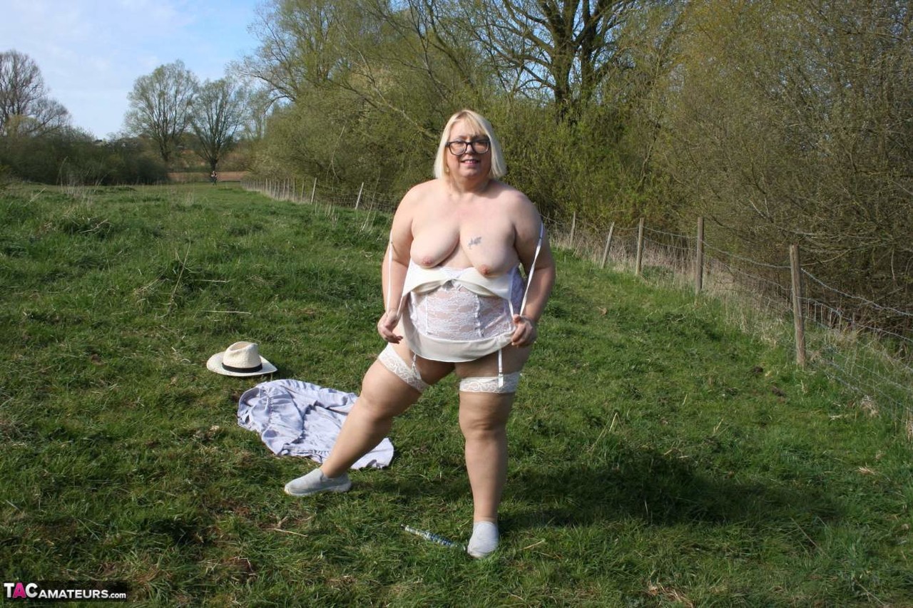 Fat UK amateur Lexie Cummings shows her big ass and pierced pussy in a field porn photo #427307230