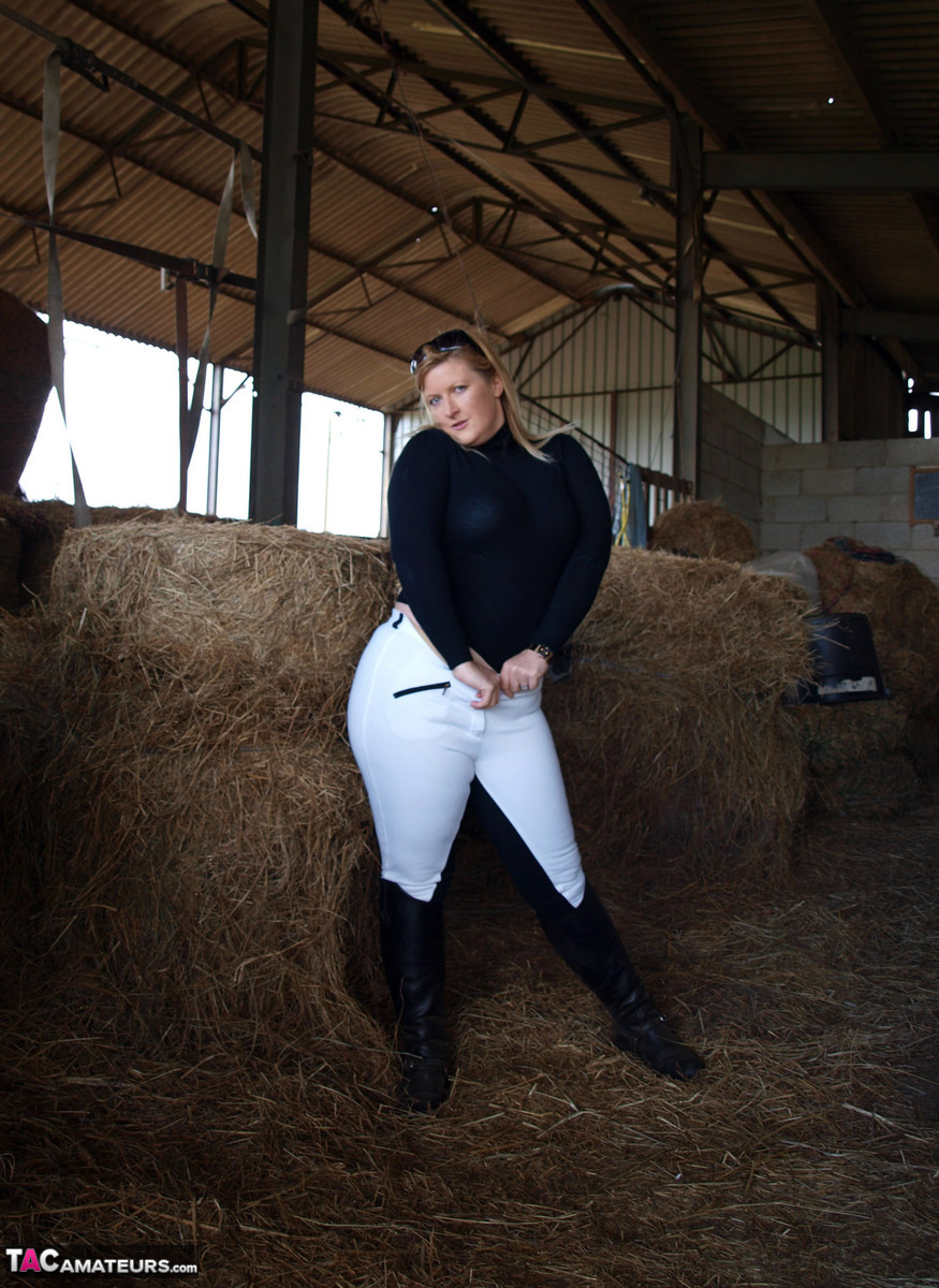 Overweight blonde Samantha exposes herself in a hay room inside of a barn foto porno #426963436