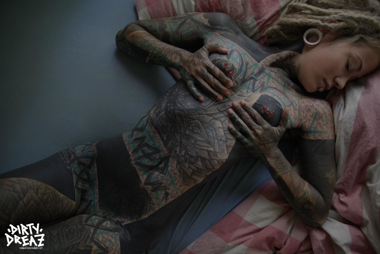 Heavily tattooed girl Valkyriz sports dreadlocks while fingering her pussy 色情照片 #423838553 | Z Filmz Ooriginals Pics, Valkyriz, Piercing, 手机色情