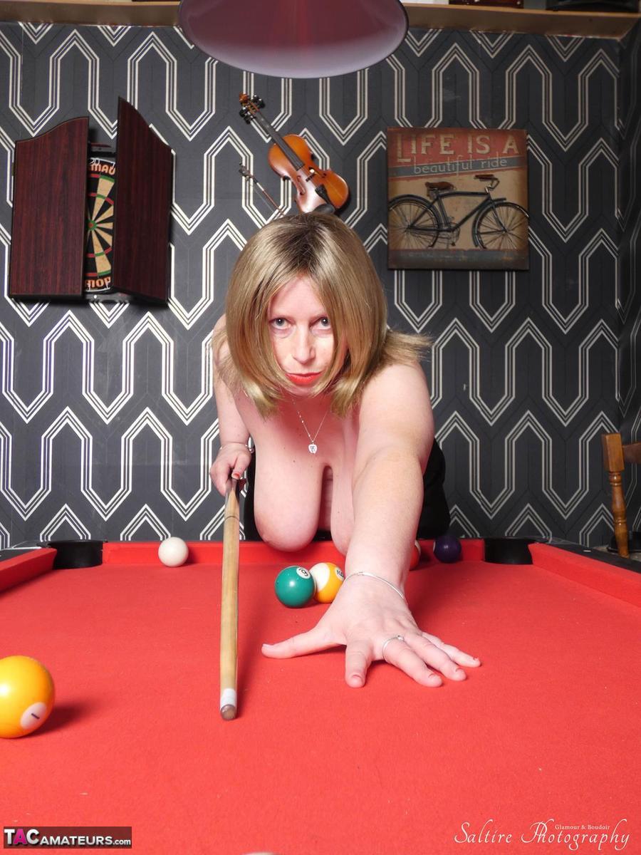 Big titted older blonde Posh Sophia shoots pool while topless in a bar foto porno #422812015