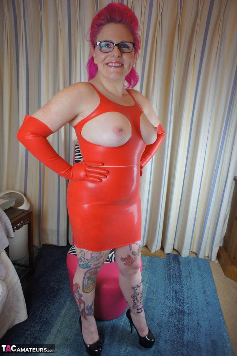 Inked amateur Mollie Foxxx shows her big tits in revealing latex clothing 色情照片 #428002863