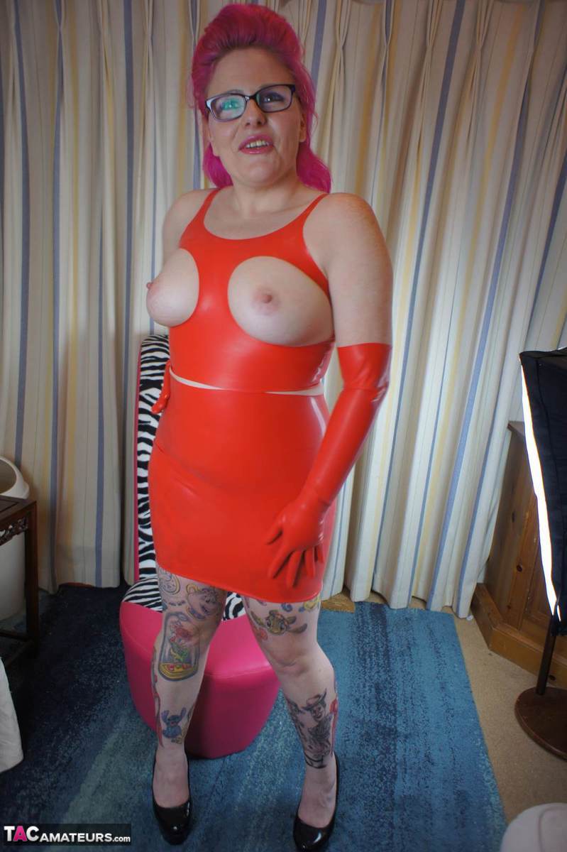 Inked amateur Mollie Foxxx shows her big tits in revealing latex clothing порно фото #428002869
