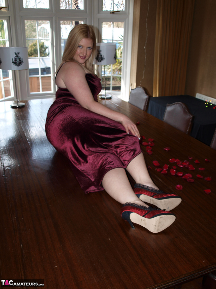Blonde amateur Samantha gets naked in heels atop a dining room table 色情照片 #424688664 | TAC Amateurs Pics, Samantha, BBW, 手机色情