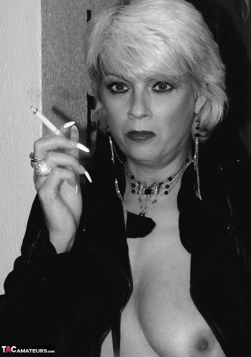 Older blonde lights a cigarette while showing her bare breasts and pussy foto pornográfica #424106430 | TAC Amateurs Pics, Dimonty, Smoking, pornografia móvel