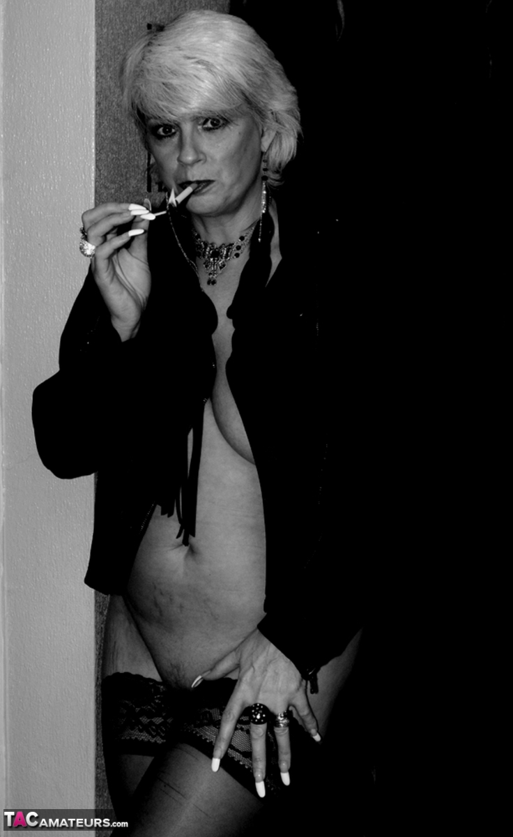 Older blonde lights a cigarette while showing her bare breasts and pussy foto pornográfica #424106432 | TAC Amateurs Pics, Dimonty, Smoking, pornografia móvel