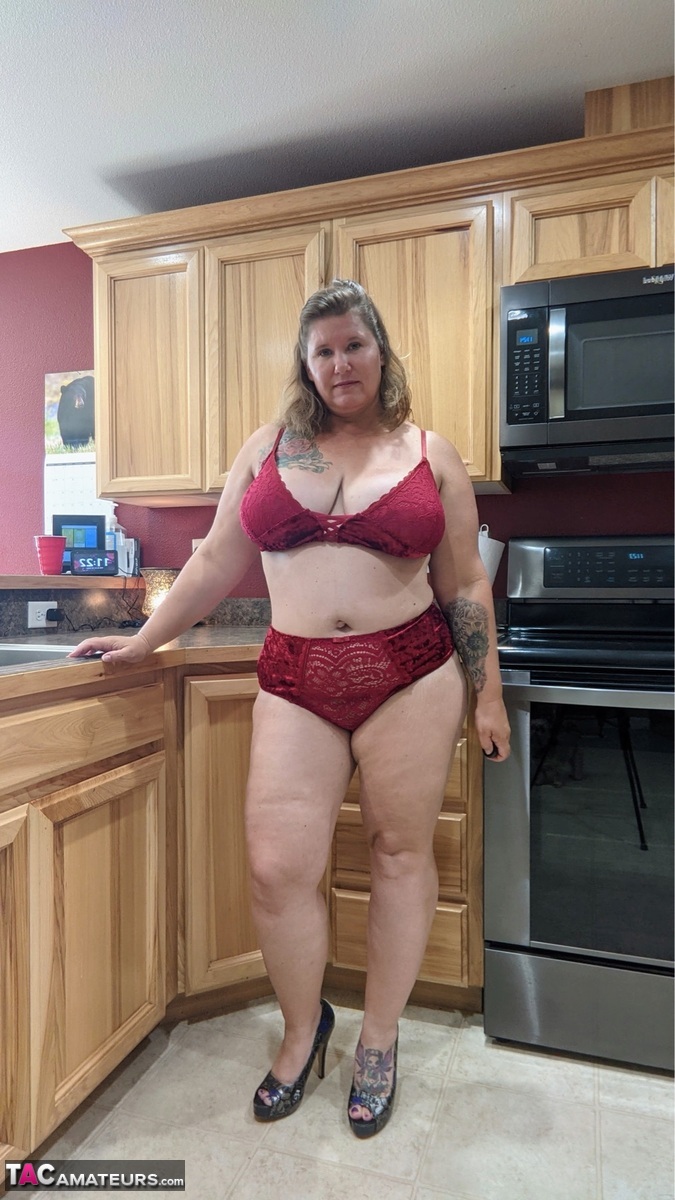 Amateur woman Busty Kris Ann shows her big tits and butt in her kitchen foto porno #422697598 | TAC Amateurs Pics, Busty Kris Ann, BBW, porno móvil