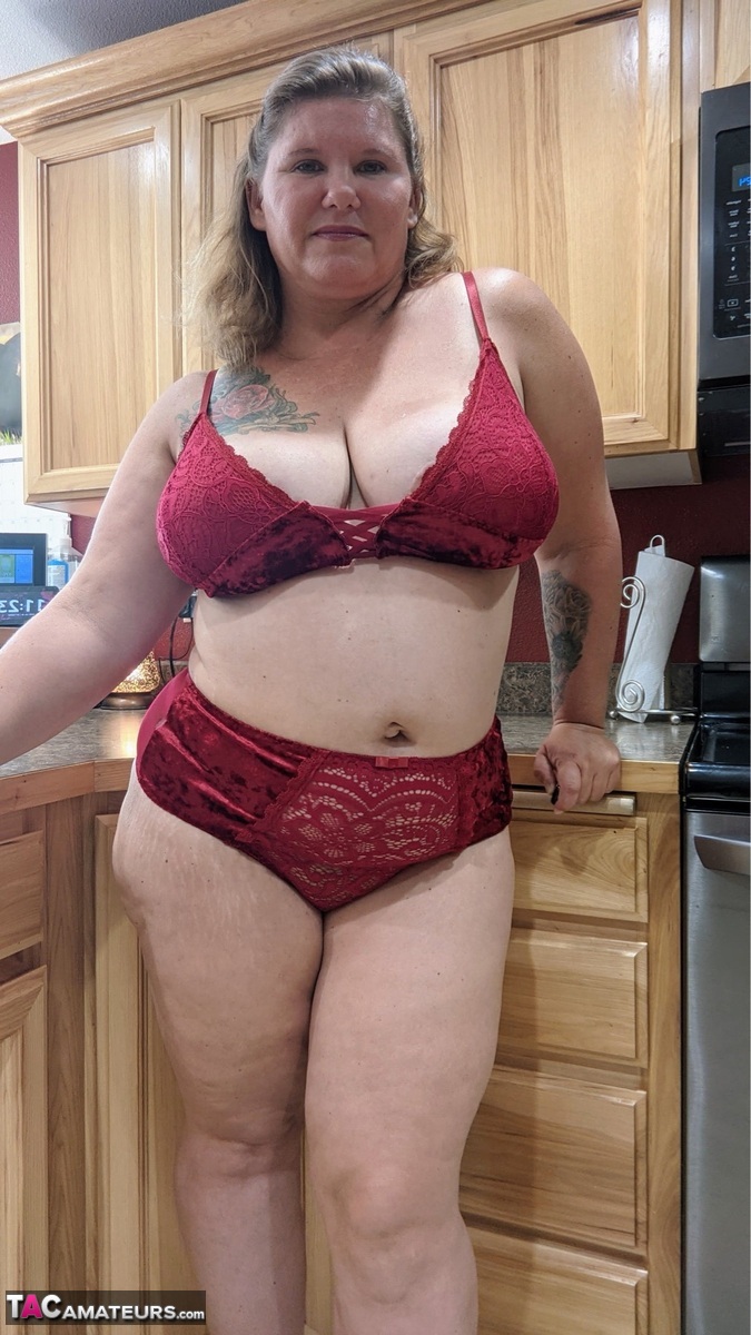 Amateur woman Busty Kris Ann shows her big tits and butt in her kitchen porno fotoğrafı #422697600