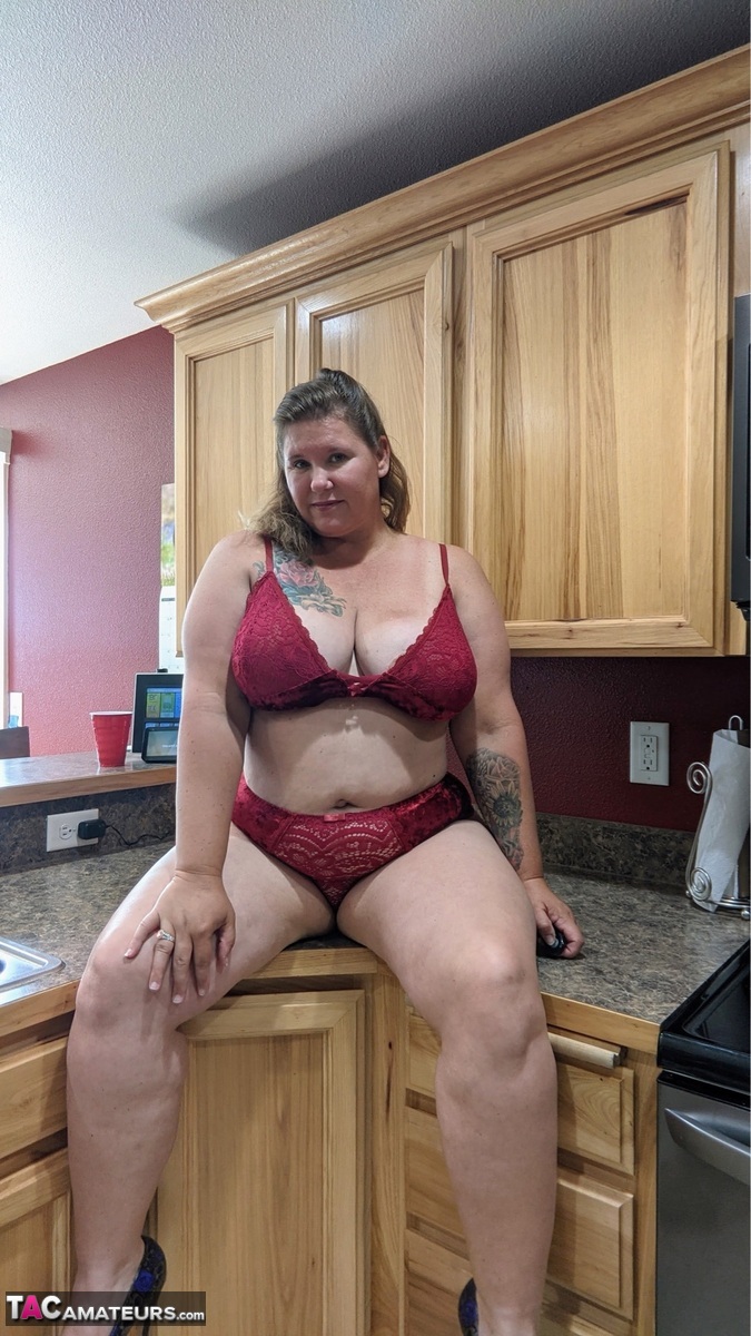 Amateur woman Busty Kris Ann shows her big tits and butt in her kitchen porno fotoğrafı #422697601
