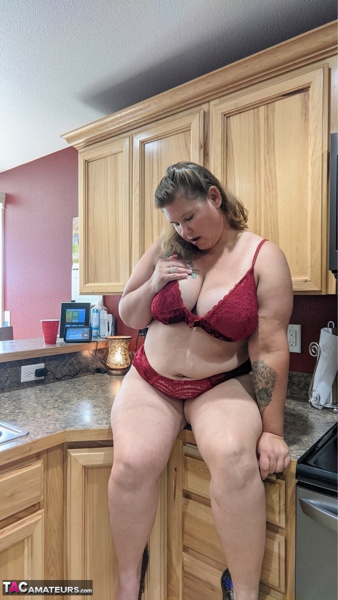Amateur woman Busty Kris Ann shows her big tits and butt in her kitchen porno fotoğrafı #422697602