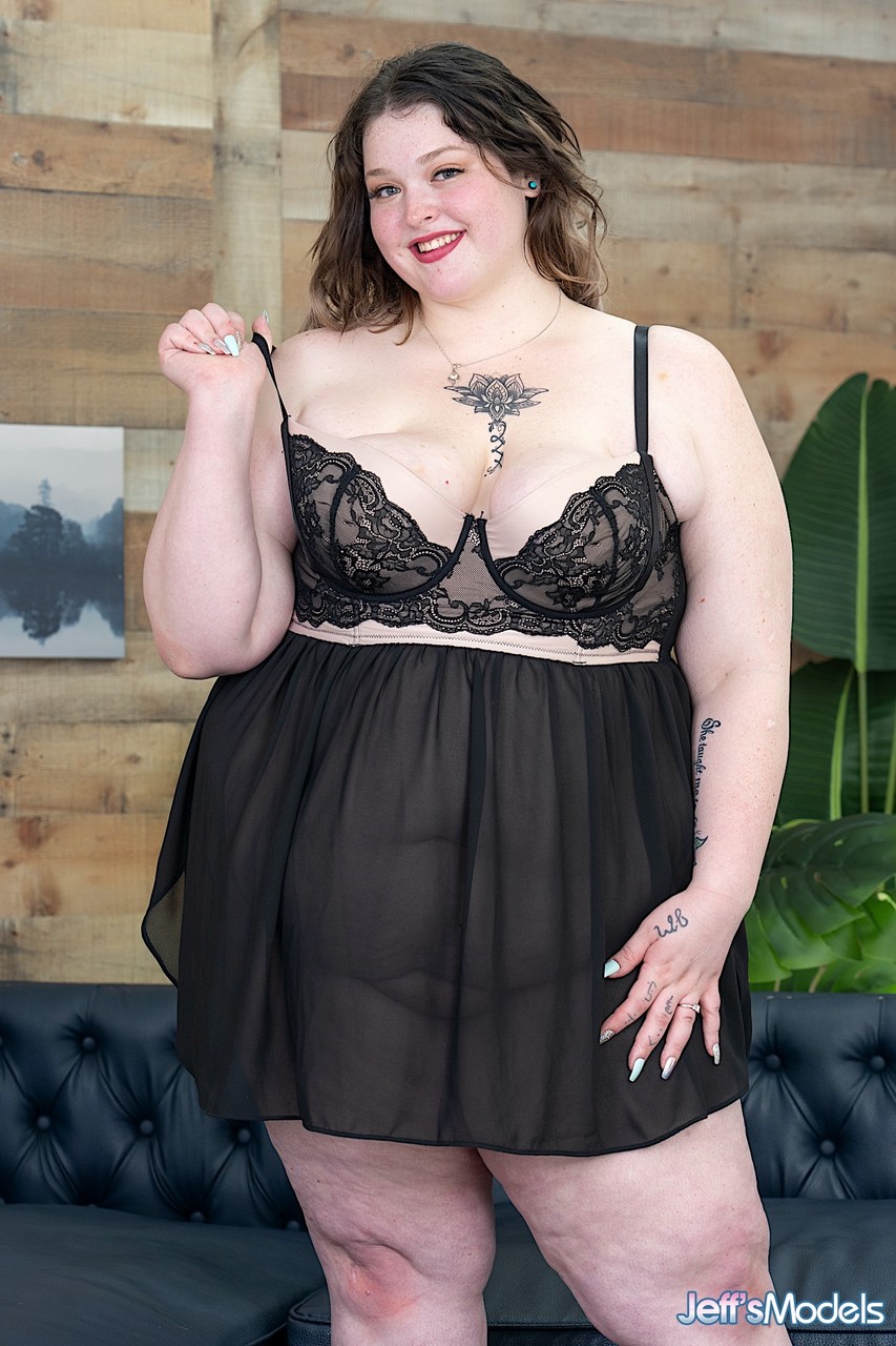 SSBBW Lacie Smith finger spreads her shaved pussy in high-heeled shoes foto porno #424156579