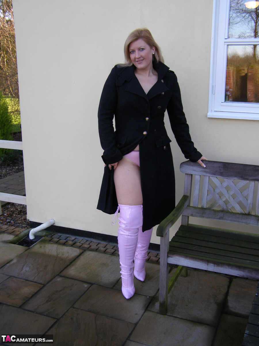 Amateur BBW Samantha poses nude in over the knee latex boots outside her house foto porno #422745679
