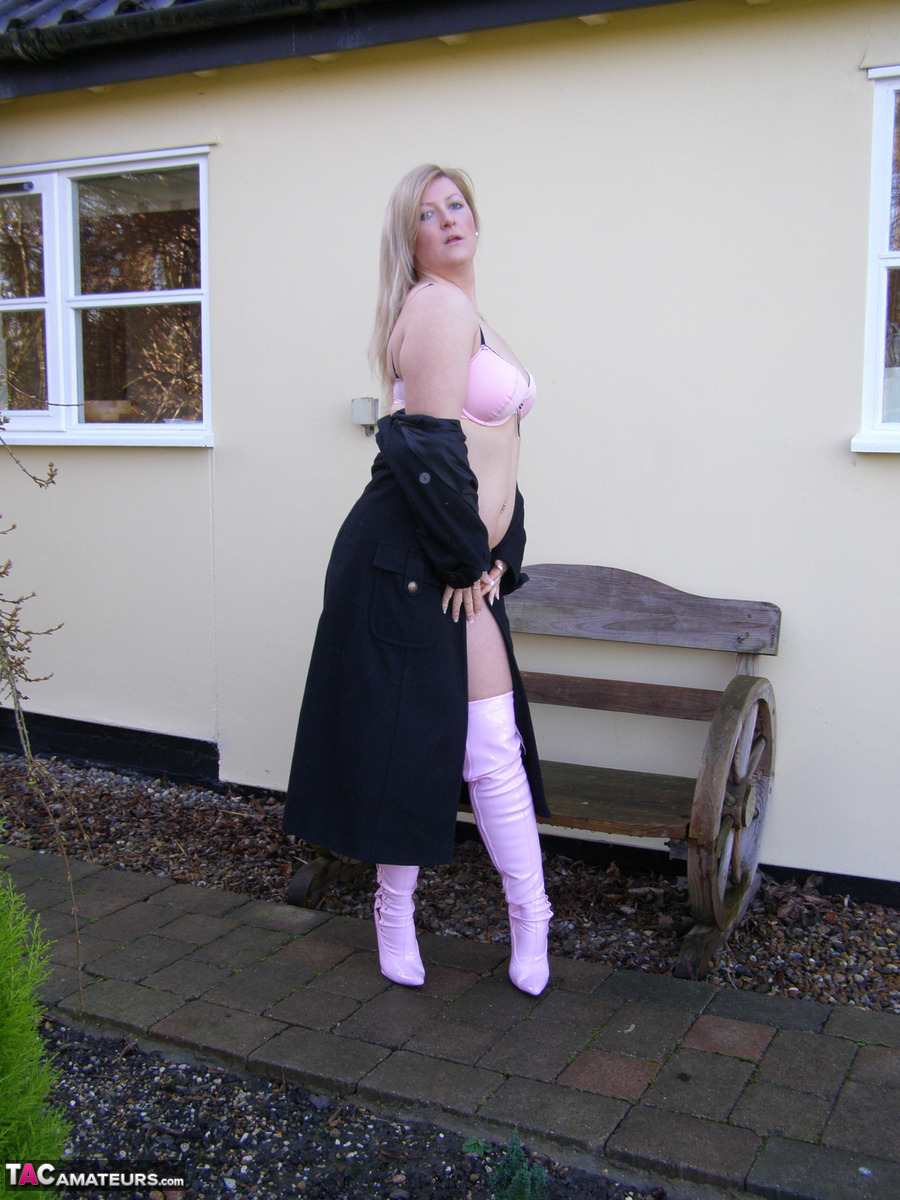 Amateur BBW Samantha poses nude in over the knee latex boots outside her house foto porno #422745684