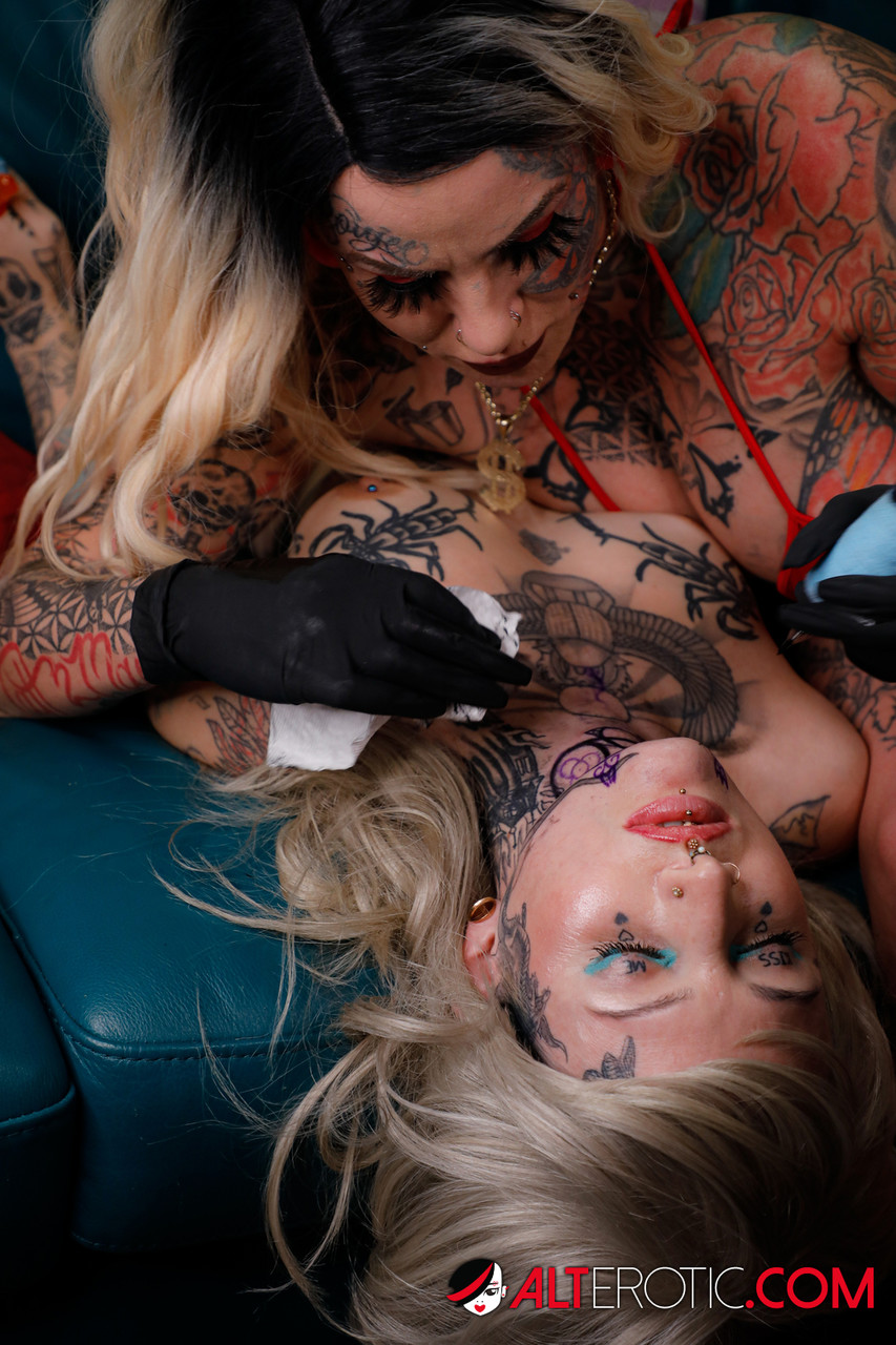 Tattooed girls River Dawn Ink and Evilyn Ink partake in lesbian play porno fotoğrafı #425070212