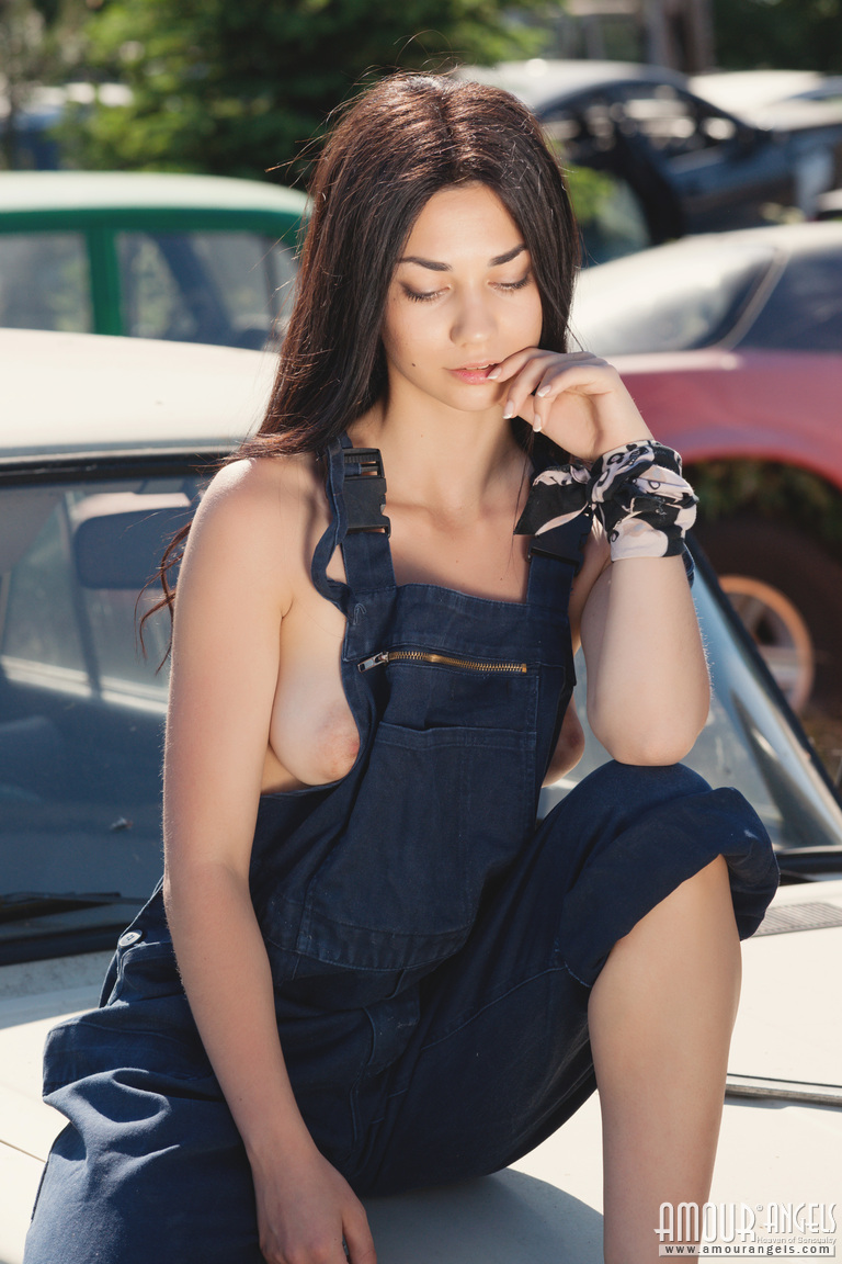 Beautiful girl Annasia ditches overalls to pose nude on a wrecked auto Porno-Foto #427227094