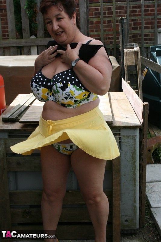 Thick older woman Kinky Carol models a bikini on patio stones 色情照片 #427220729