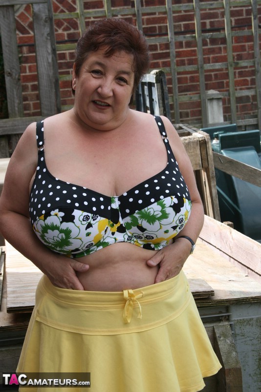 Thick older woman Kinky Carol models a bikini on patio stones zdjęcie porno #427220743