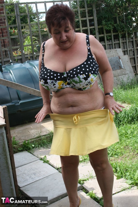 Thick older woman Kinky Carol models a bikini on patio stones porno fotky #426819540